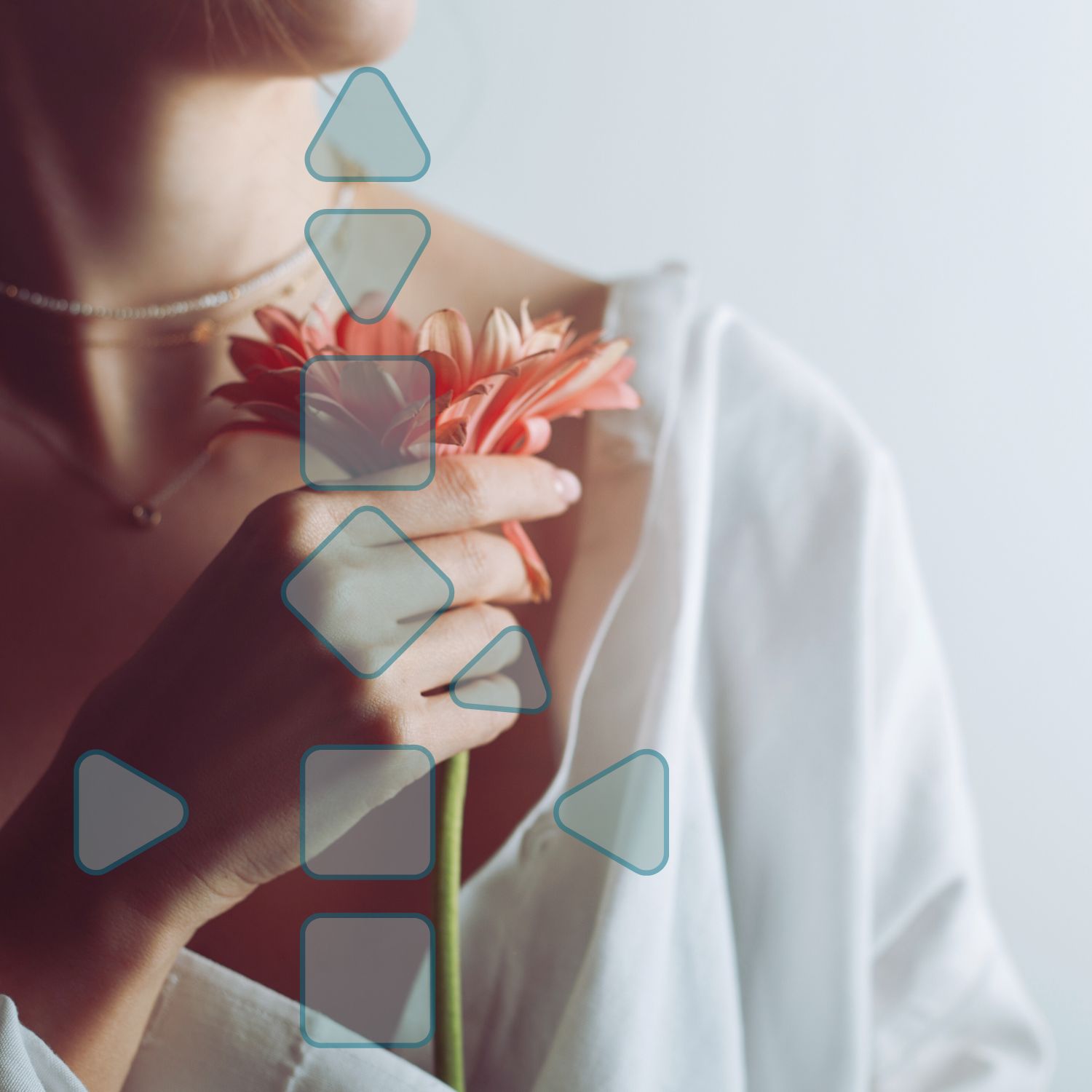 Frau mit einer Blume vor ihrem Körper