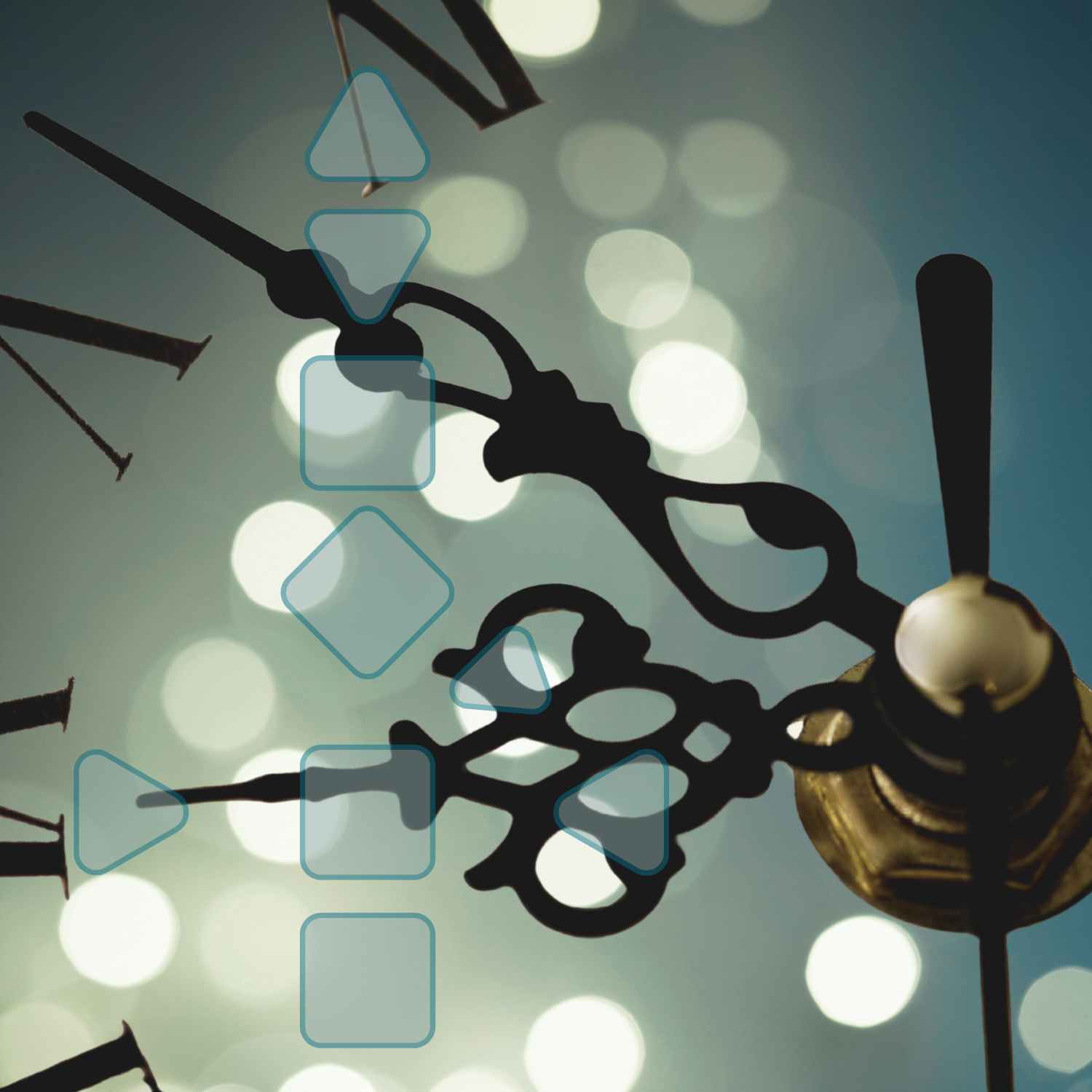 Eine Uhr vor Weihnachtslichtern